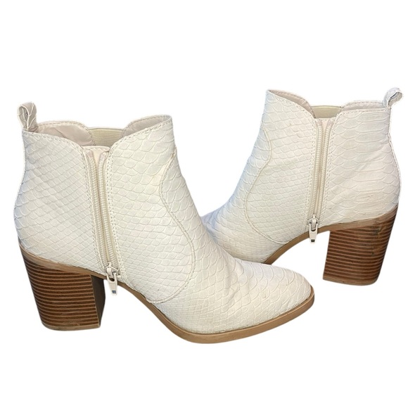 Altar'd State Brynn Ankle Bootie Off White Snake Skin Pointed Toe Women's Sz 9 - Picture 5 of 16